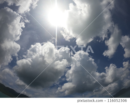 Glaring sun, strong summer sunlight and white clouds Glaring sun, strong summer sunlight and white clouds 116052306