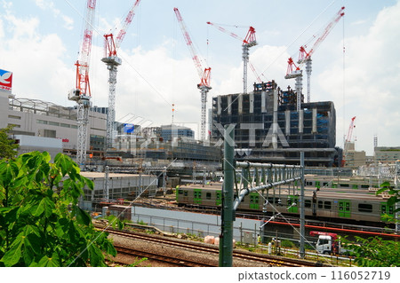 Redevelopment in front of Oimachi Station: Huge cranes under construction Redevelopment in front of Oimachi Station: Huge cranes under construction 116052719