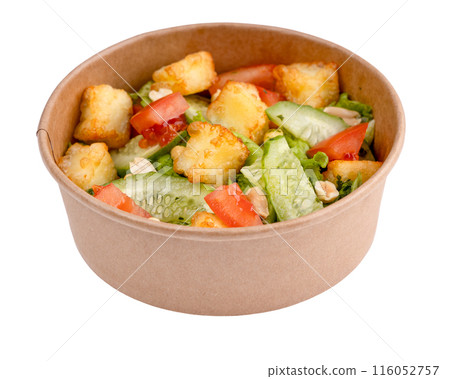 Bowl with grilled Halloumi cheese, spinach, chickpeas, tomatoes and cucumbers. Healthy eating. Vegetarian food. Diet, 116052757