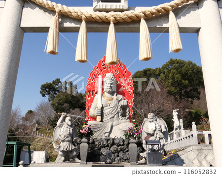 Fudo Myo-o can be seen beyond the torii gate 116052832