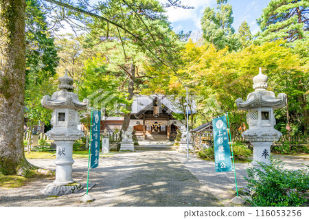Kasugayama Shrine is a shrine that was created from Uesugi Shrine and enshrines Uesugi Kenshin as its deity. The memorial hall displays Kenshin's belongings and documents. Kasugayama Shrine is a shrine that was created from Uesugi Shrine and enshrines Uesugi Kenshin as its deity. The memorial hall displays Kenshin's belongings and documents. 116053256