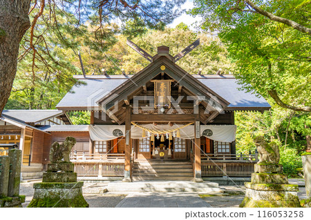 Kasugayama Shrine is a shrine that was created from Uesugi Shrine and enshrines Uesugi Kenshin as its deity. The memorial hall displays Kenshin's belongings and documents. 116053258