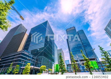 Tokyo cityscape in Japan. View of the demolition work of the Tokio Marine & Nichido Building. Shin-Maru Building and other buildings in full view. 116053402