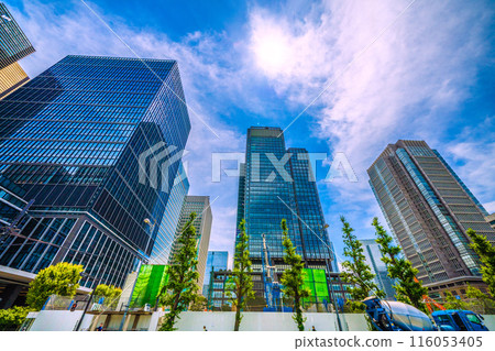 Tokyo cityscape in Japan. View of the demolition work of the Tokio Marine & Nichido Building. Shin-Maru Building and Maru Building are in full view. 116053405