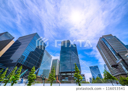 Tokyo cityscape in Japan. View of the demolition work of the Tokio Marine & Nichido Building. Shin-Maru Building and Maru Building are in full view. 116053541