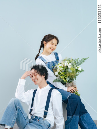 穿著牛仔布的男女情侶照 穿著牛仔布的男女情侶照 116053561