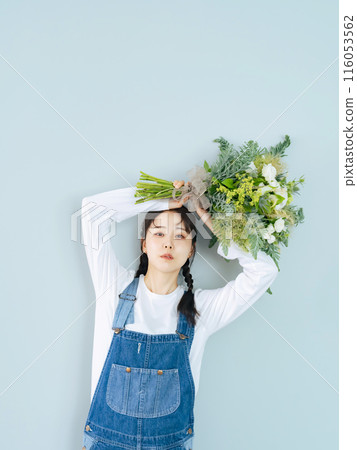 穿著牛仔工作服的女人的肖像 穿著牛仔工作服的女人的肖像 116053562