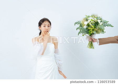 驚訝的女人被遞上花束、新娘照片、結婚照、預拍 116053589