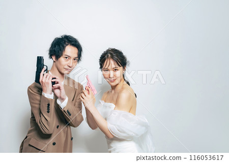 Men and women holding guns, bridal photos, pre-wedding photos 116053617
