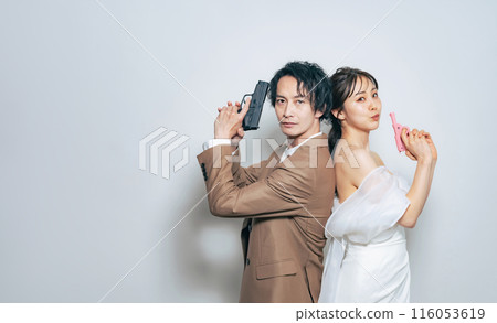 Men and women holding guns, bridal photos, pre-wedding photos Men and women holding guns, bridal photos, pre-wedding photos 116053619