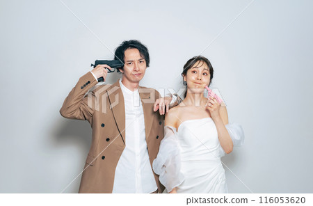 Men and women holding guns, bridal photos, pre-wedding photos 116053620