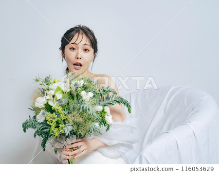 驚訝的新娘拿著花束,新娘照,婚紗照,預拍 驚訝的新娘拿著花束,新娘照,婚紗照,預拍 116053629