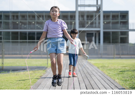 多名小學女生和男生在學校操場等跳繩。 116053819