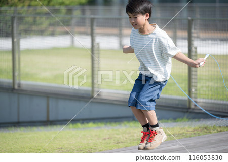 小學生在學校操場跳繩 小學生在學校操場跳繩 116053830