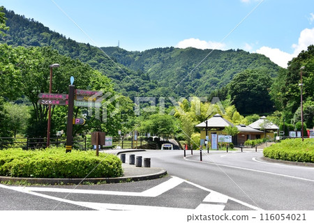 The south parking lot entrance and information board of Kanagawa Prefectural Aikawa Park 116054021