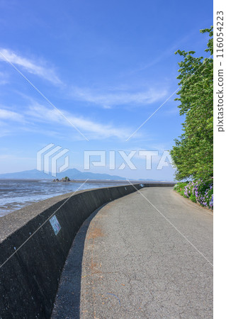 Tawarejima Island, which stands out against the blue sky and tidal flats, is an island that appeared in The Pillow Book and The Tales of Ise (Sumiyoshi Nature Park, Kumamoto Prefecture) 116054223