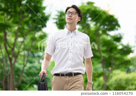 Male businessman wearing a short-sleeved shirt 116054270