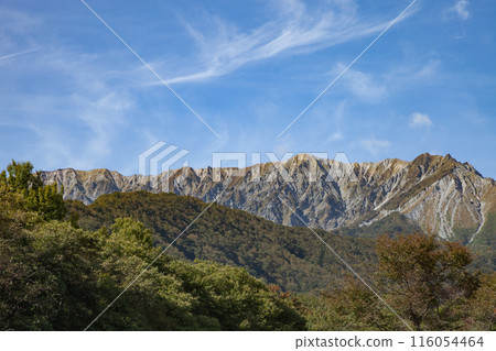 藍天白雲的大山，日本秋天的風景 116054464