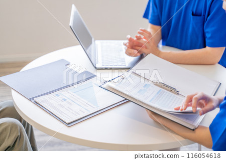 開會的男性和女性護理人員的手 開會的男性和女性護理人員的手 116054618