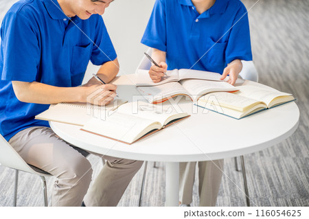 男性和女性護理人員學習的手 116054625