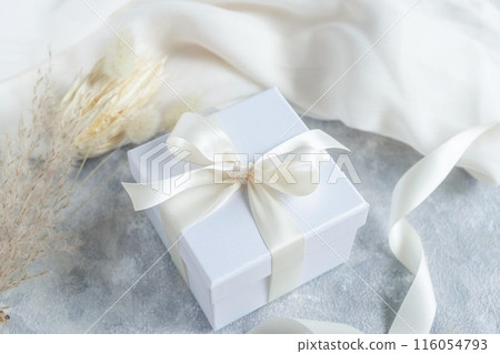 白色盒子裡有緞帶的禮物 116054793