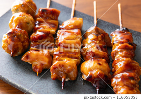 美味的烤雞肉串、大腿肉、蔥、肉丸三種 美味的烤雞肉串、大腿肉、蔥、肉丸三種 116055053
