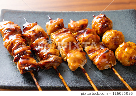 美味的烤雞肉串、大腿肉、蔥、肉丸三種 116055056