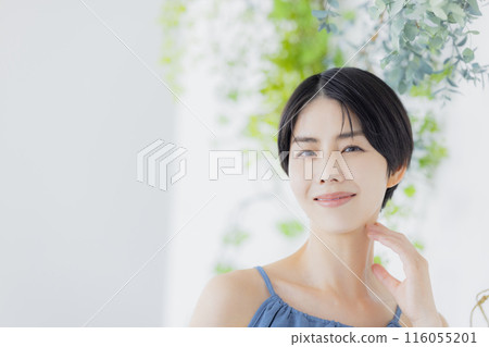 藍色吊帶背心的女人 116055201