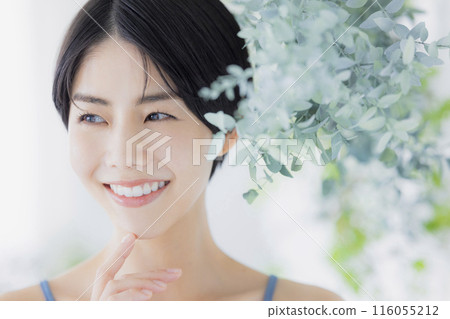 藍色吊帶背心的女人 藍色吊帶背心的女人 116055212