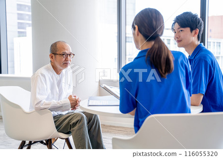護理人員和老人聊天 護理人員和老人聊天 116055320