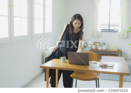 Young woman with art portfolio bag Young woman with art portfolio bag 116055620