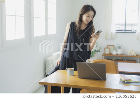 帶著藝術作品集袋的年輕女子 116055625