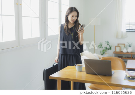 帶著藝術作品集袋的年輕女子 帶著藝術作品集袋的年輕女子 116055626