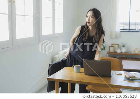 帶著藝術作品集袋的年輕女子 帶著藝術作品集袋的年輕女子 116055628