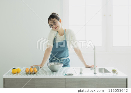 Young woman standing in the kitchen 116055642