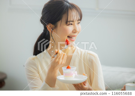 兩個女人在咖啡館聊天 116055688