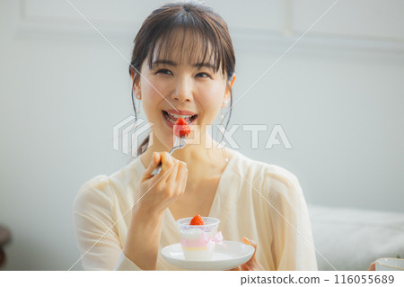 Two women having a conversation in a cafe 116055689