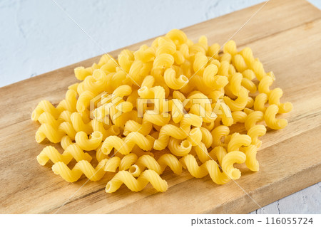 木板上的乾義大利麵 木板上的乾義大利麵 116055724