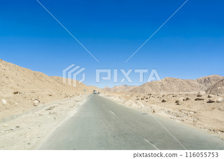 一條通往印度拉達克荒野的道路 / 印度拉達克 116055753