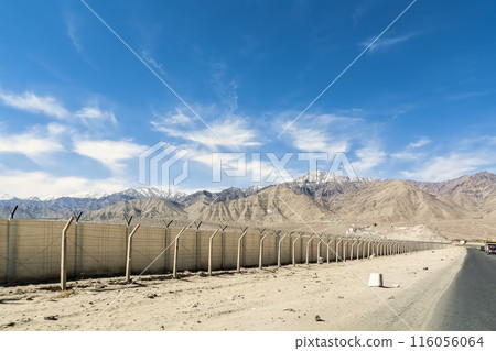 穿過印度拉達克地區列城的道路 / 印度拉達克 穿過印度拉達克地區列城的道路 / 印度拉達克 116056064