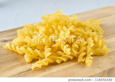 木板上的乾義大利麵 116056389