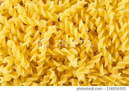 木板上的乾義大利麵 116056391