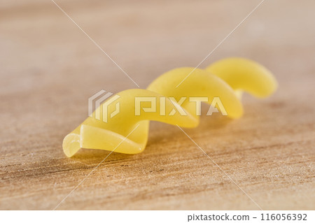 木板上的乾義大利麵 116056392