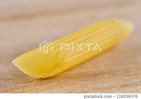 木板上的乾義大利麵 116056576