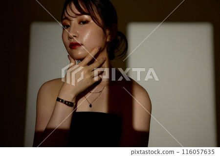Female portrait in light and shadow 116057635
