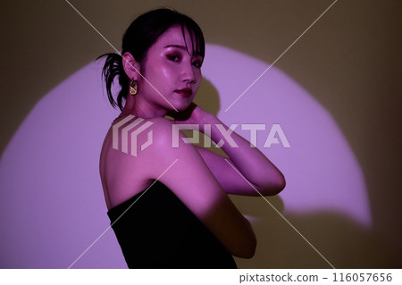 Female portrait using light and shadow color lighting 116057656