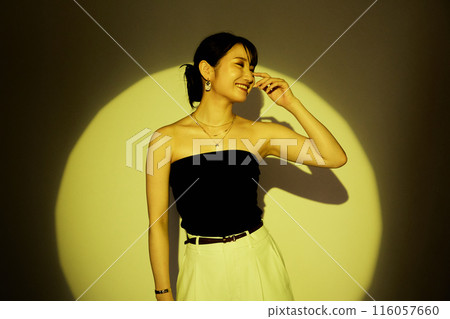 利用光影色彩照明的女性肖像 利用光影色彩照明的女性肖像 116057660