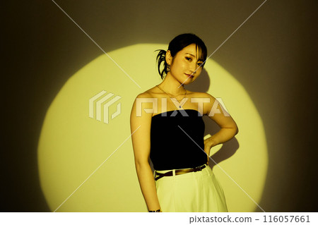 利用光影色彩照明的女性肖像 116057661