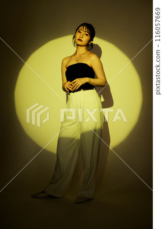 利用光影色彩照明的女性肖像 116057669