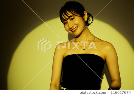 利用光影色彩照明的女性肖像 利用光影色彩照明的女性肖像 116057674